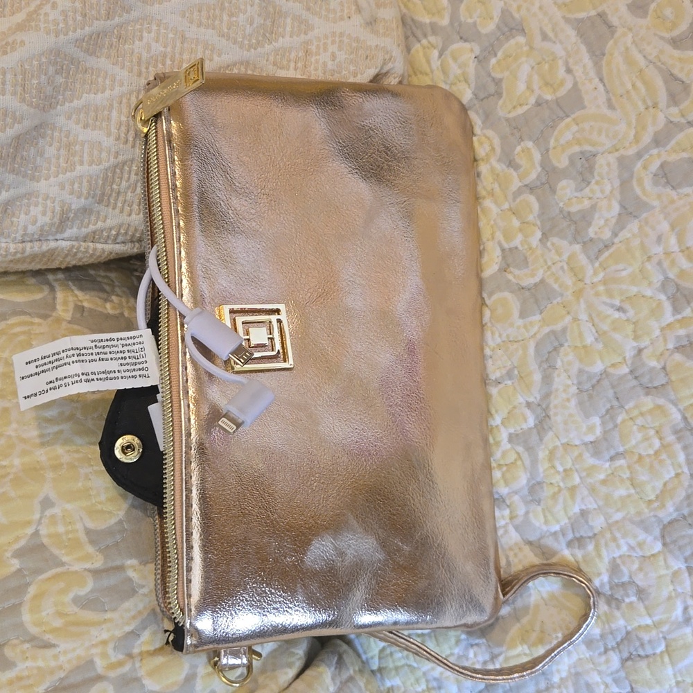 Liz Claiborne wristlet with phone charging ability